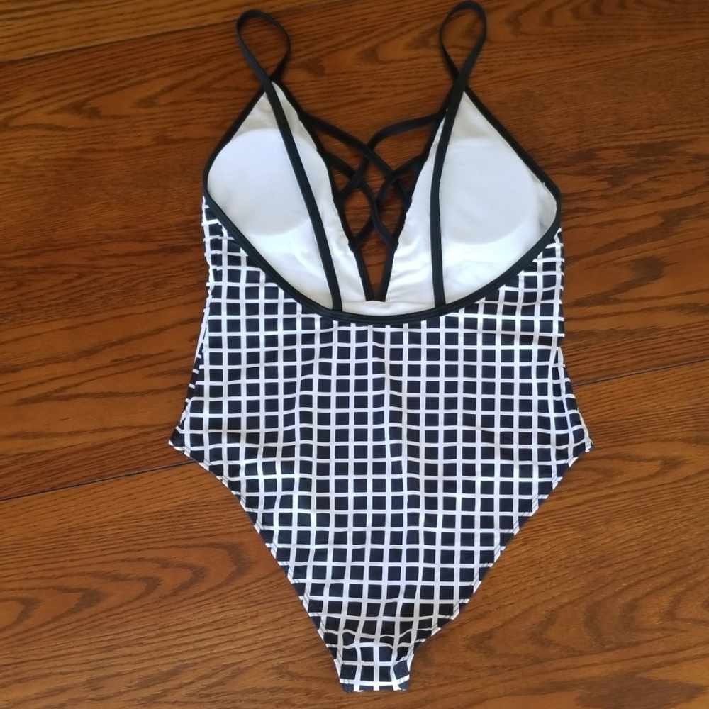 Simple & Sexy 1 piece swimsuit - Picture 3 of 7